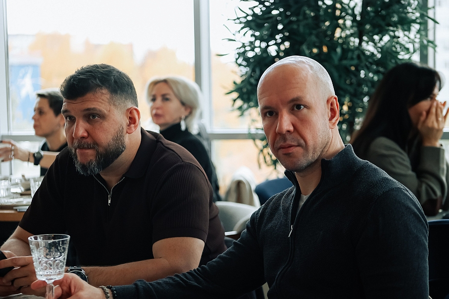 «Тяжело, долго, дорого, но весело». Что говорили на бизнес-завтраке про КВН