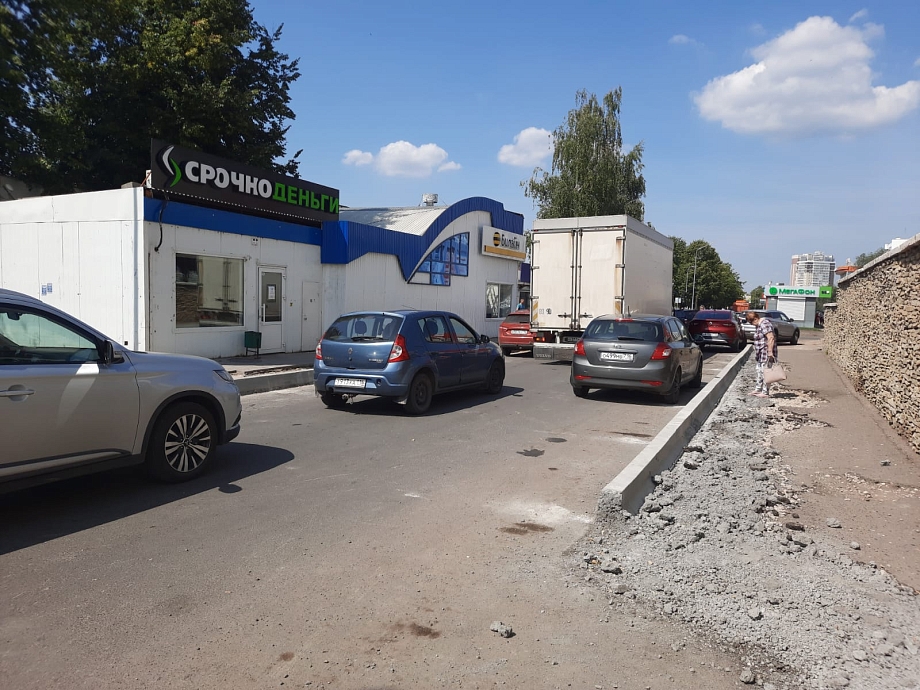 Арендаторы торгового центра «Глобус» жалуются на заторы из-за ремонта Вахитова