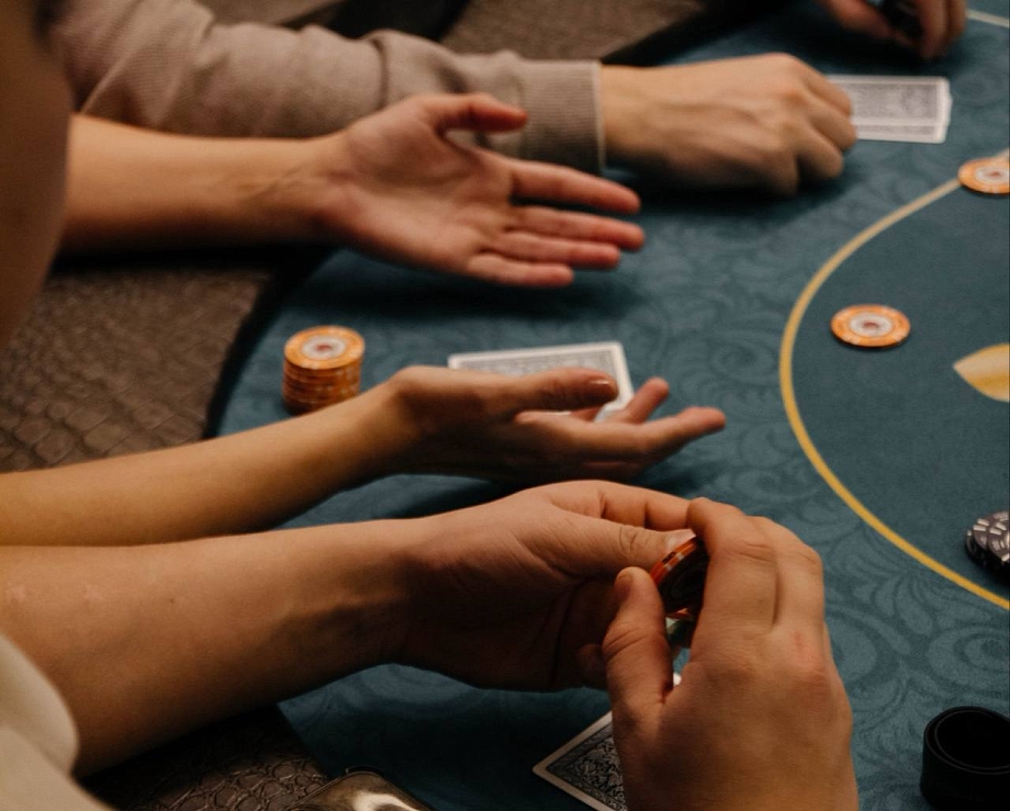 Интеллект, стратегия или удача: покер популярен во всем мире, и Челны не исключение