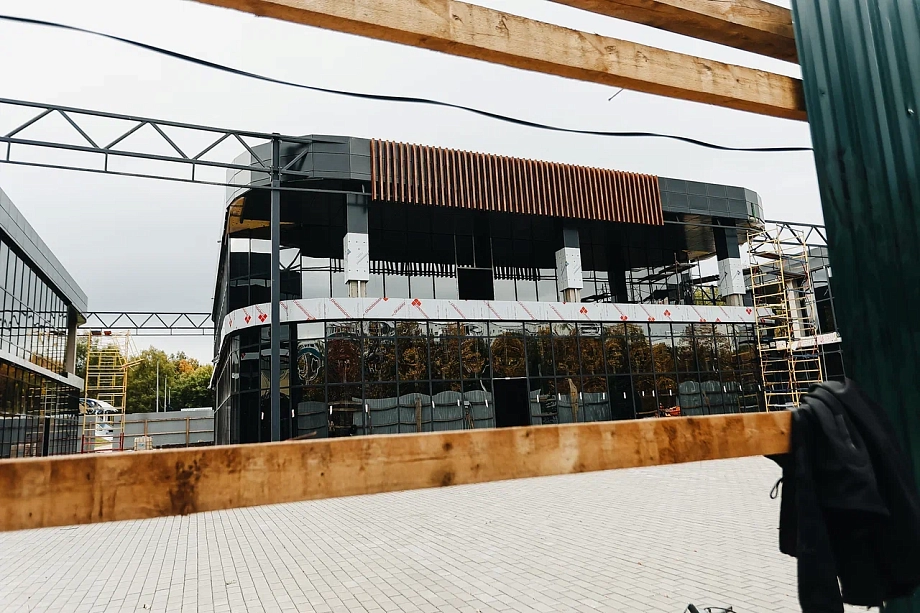 Фото: как идет строительство скандального объекта в парке Победы