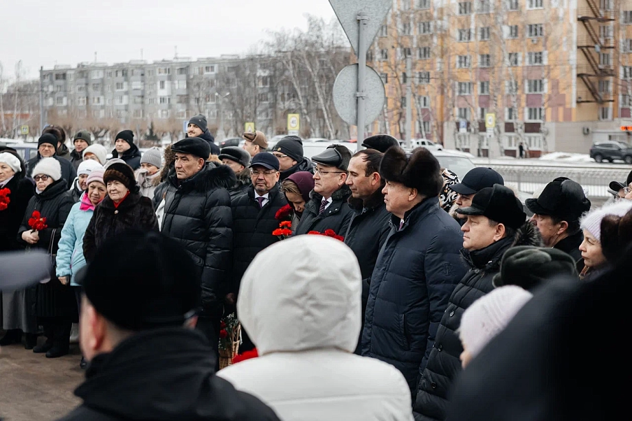 Фото: в Челнах почтили память первого руководителя города Раиса Беляева 