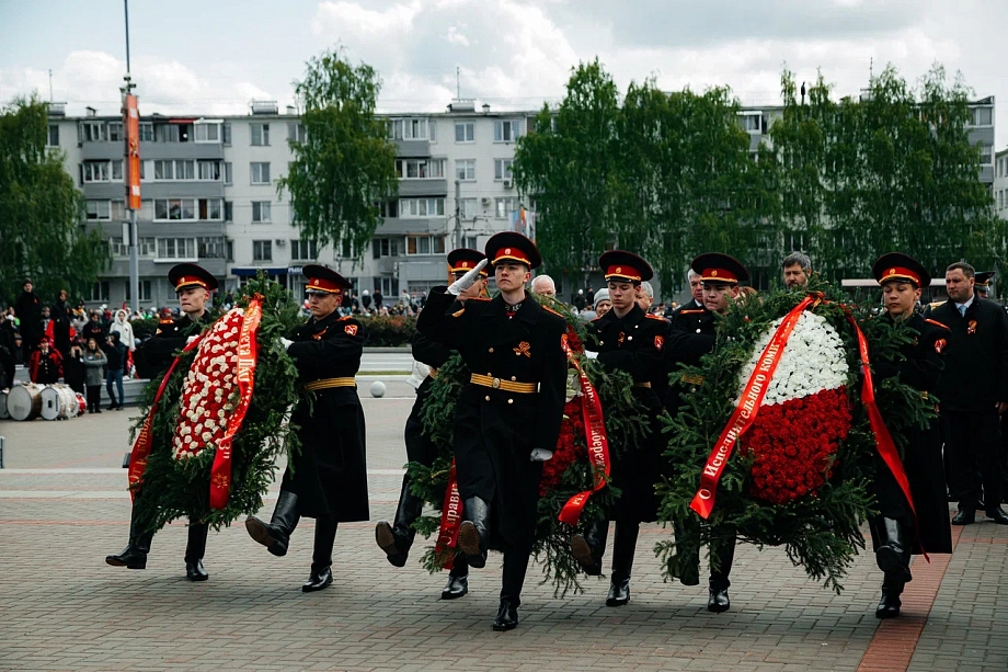 Праздничные мероприятия начались в Челнах с возложения цветов к Вечному огню