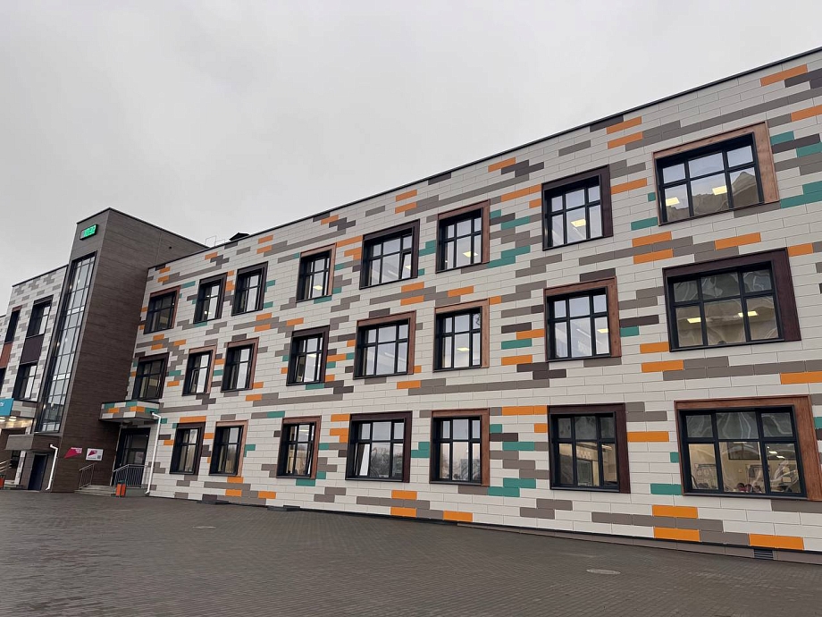 Фото: в Челнах открыли школу с двухъярусным актовым залом и музеем Фото: в Челнах открыли школу с двухъярусным актовым залом и музеем