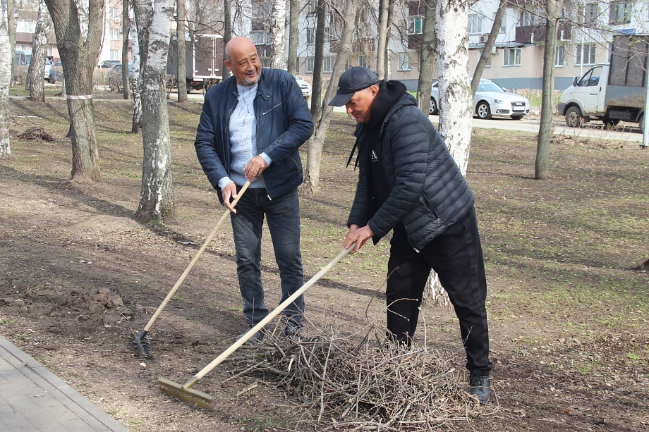 Сотрудники ГК «Профит» и депутат Мингалимов привели в порядок парки