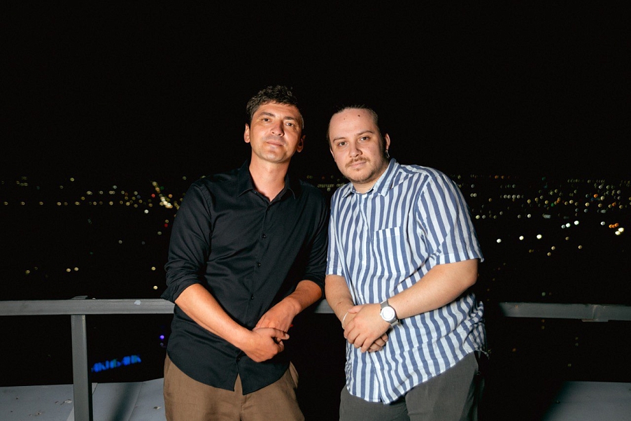 Сиденье от пазика, неон и люстры – в Челнах распродают имущество бара