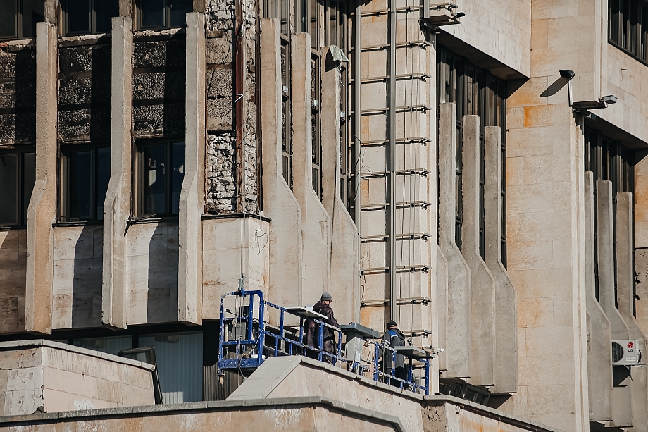 Фото: как, несмотря на протесты горожан, меняется фасад мэрии в Челнах 