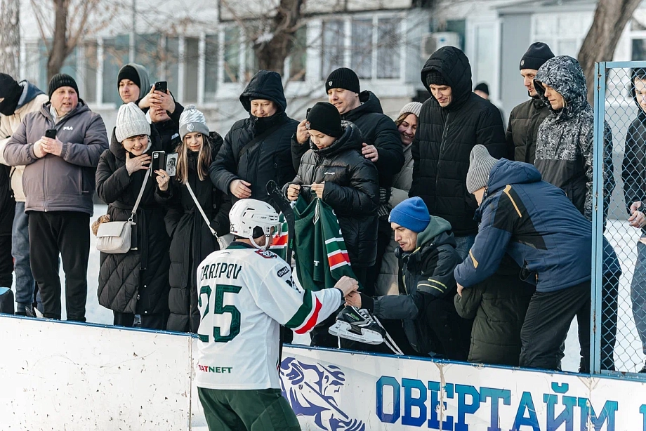 Фото: Данис Зарипов сыграл в дворовый хоккей с челнинскими детьми 