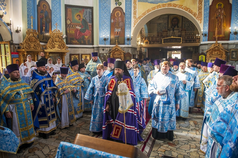 Фото: в Челнах прошла первая большая литургия новой епархии 