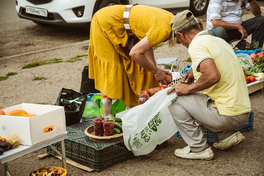 Фото: что и как продают в Челнах уличные торговцы