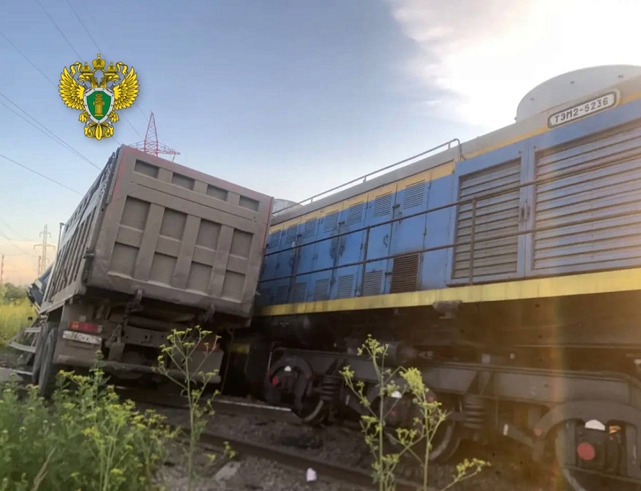 Водитель большегруза Shacman погиб при столкновении с тепловозом в Челнах 