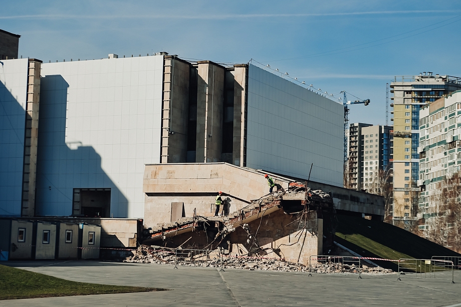 Фото: в Челнах демонтируют часть здания городской мэрии 