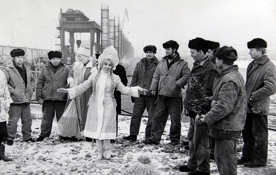 Архив «Камгэсэнергостроя». Дед Мороз у бригады Юнусова 