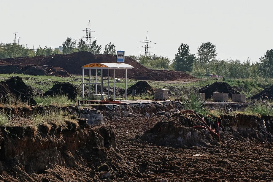 Фото: как разбирают часть дороги по улице Нариманова в Челнах, где просел грунт
