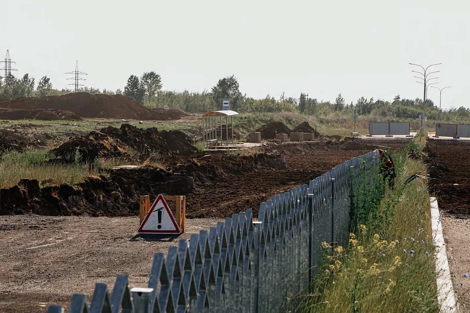 Фото: как разбирают часть дороги по улице Нариманова в Челнах, где просел грунт