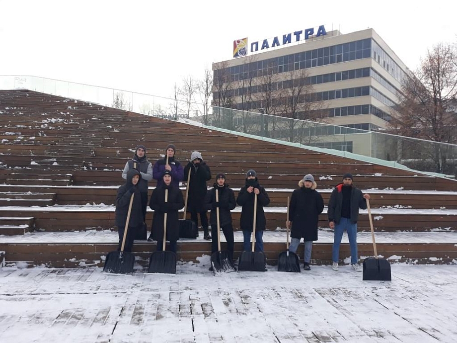 В Татьянин день челнинских студентов вывели на уборку снега