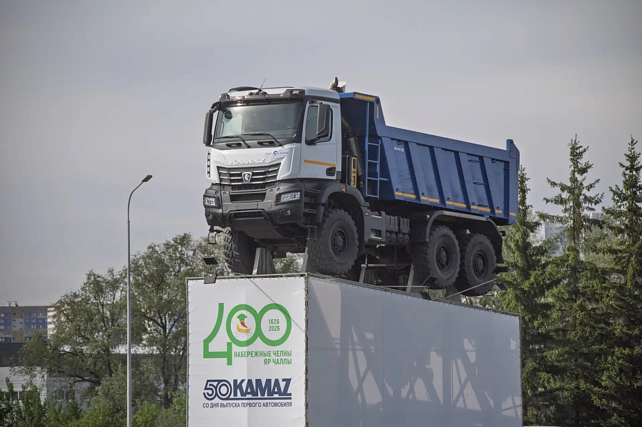 Новинку «КАМАЗа» к юбилею поставили на пьедестал на Орловском кольце 