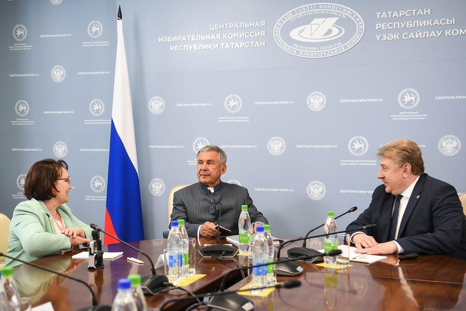 Минниханов подал документы в ЦИК для участия в выборах 