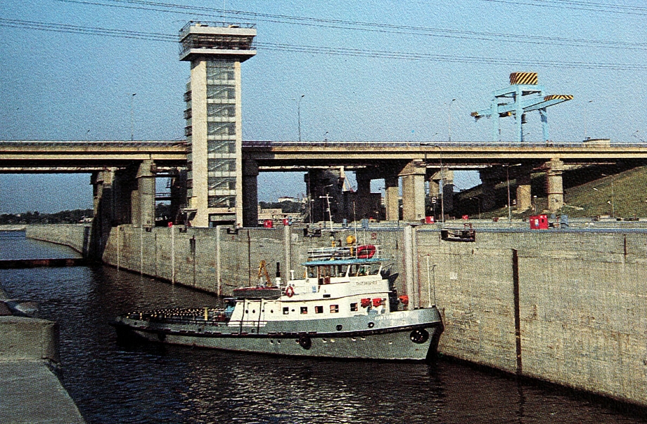 45 лет назад Нижнекамская ГЭС начала шлюзовать теплоходы (фото)