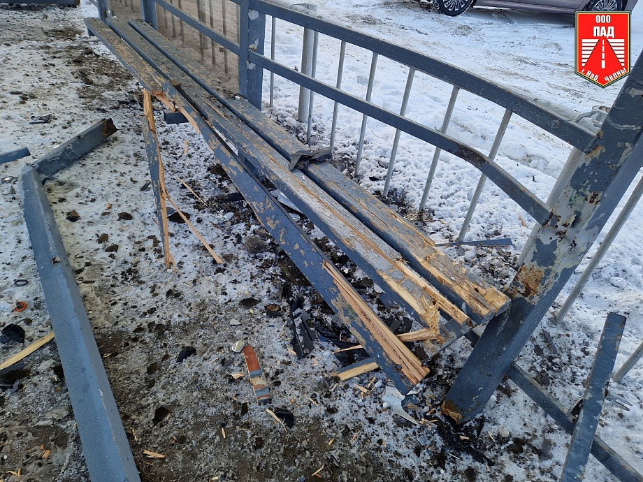 В Челнах водитель автомобиля снес остановочный павильон (фото)