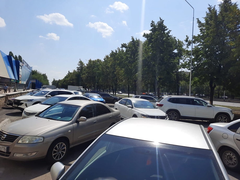 Арендаторы торгового центра «Глобус» жалуются на заторы из-за ремонта Вахитова