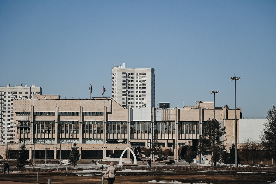 Фото: как, несмотря на протесты горожан, меняется фасад мэрии в Челнах 