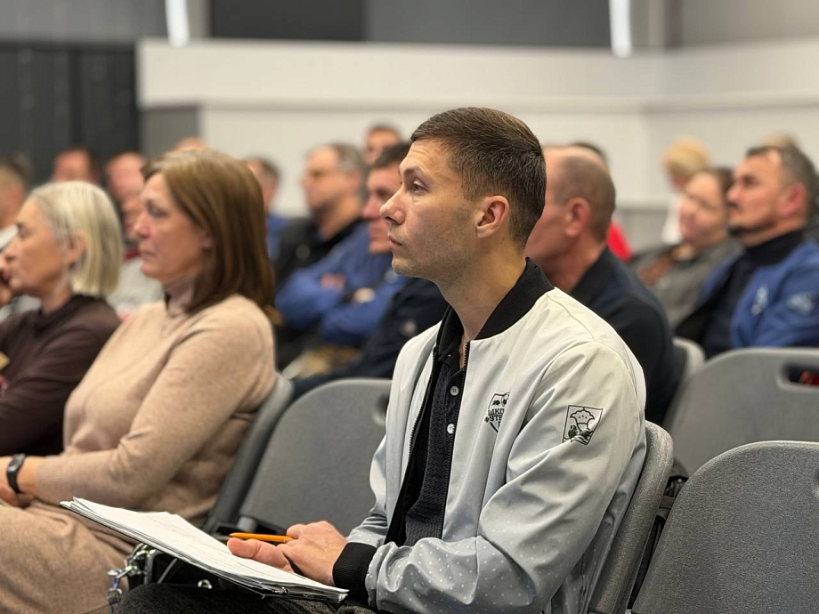 Эдуард Фаттахов: в Челнах стартовал 11-й сезон Школьной футбольной лиги Эдуард Фаттахов: в Челнах стартовал 11-й сезон Школьной футбольной лиги