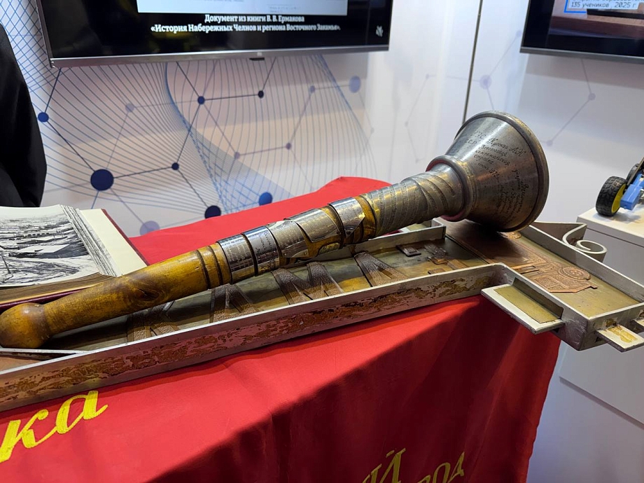 Флаг, побывавший в космосе, показали Рустаму Минниханову на выставке в Челнах