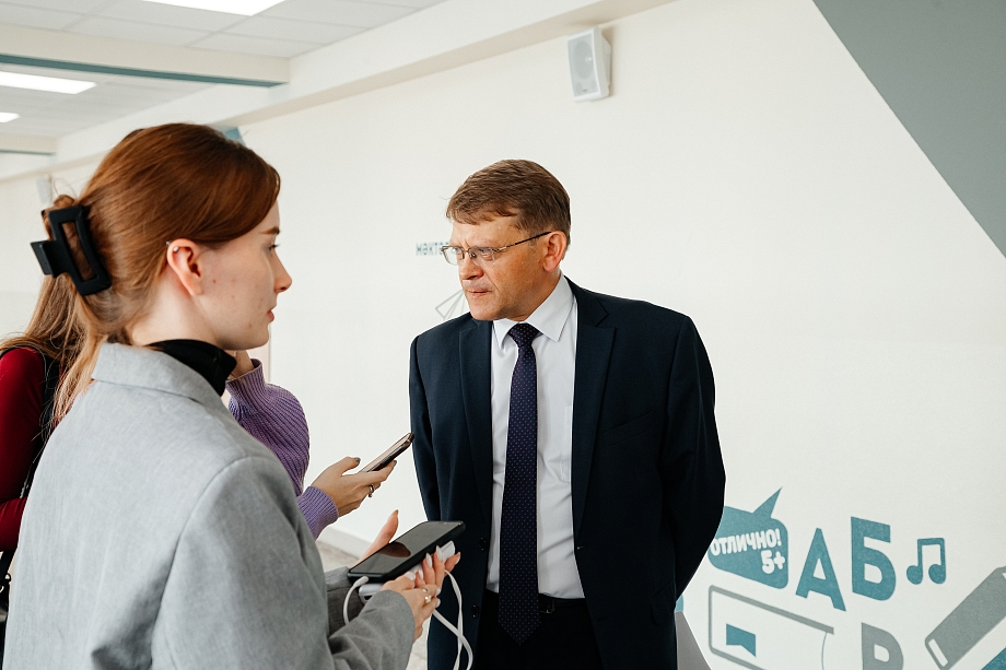 «Сфера ЖКХ – такая, что здесь никогда не будешь хорошим ни для кого: за все отвечает один человек, а ругают со всех сторон» «Сфера ЖКХ – такая, что здесь никогда не будешь хорошим ни для кого: за все отвечает один человек, а ругают со всех сторон»