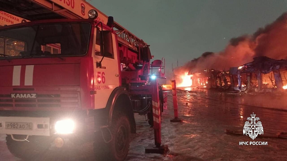 МЧС: пожар на авторынке в Челнах охватил 2500 «квадратов» (видео)