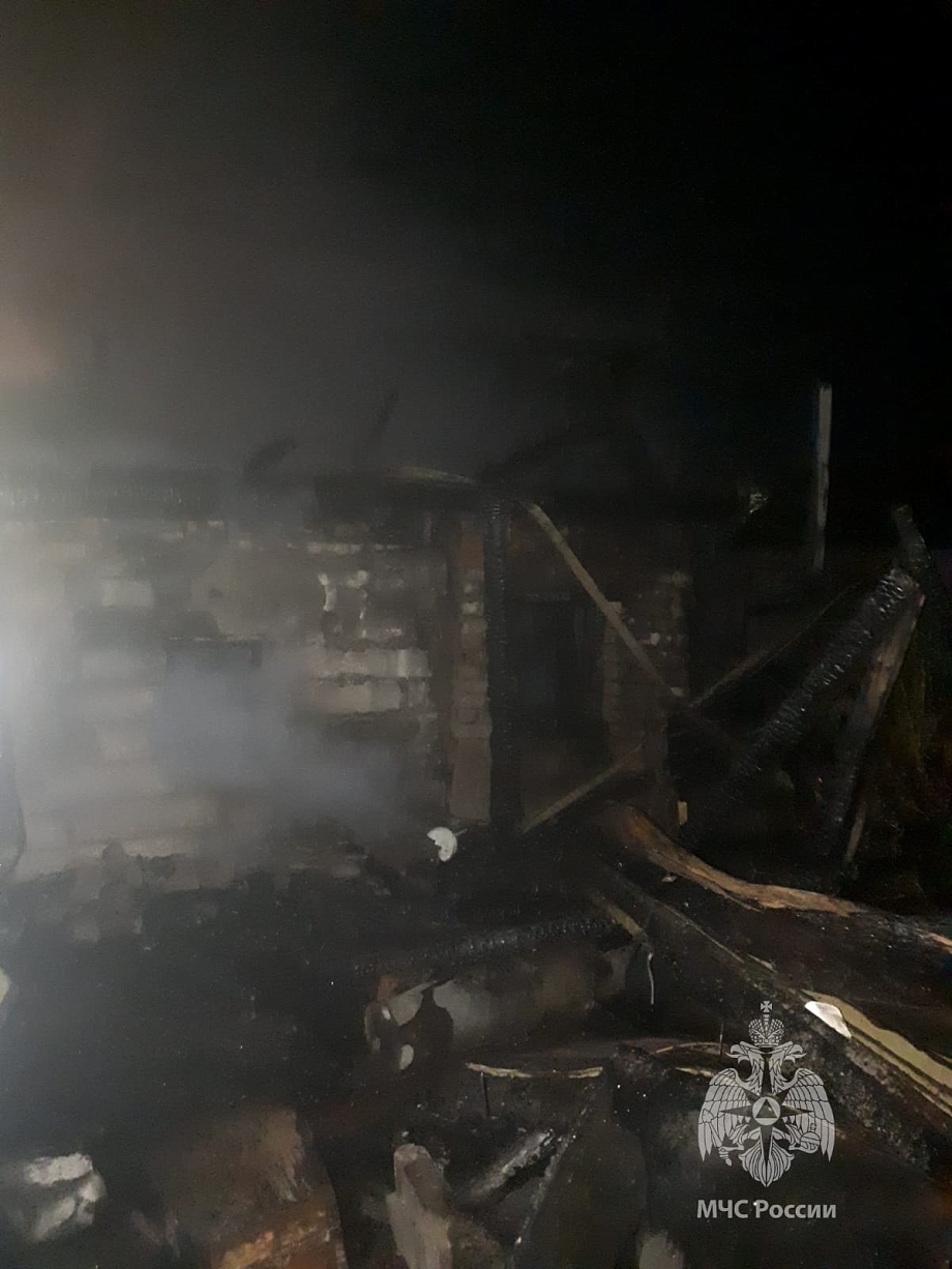 «Чудом не взорвалась машина!»: очевидцы о крупном ночном пожаре в Рябинушке