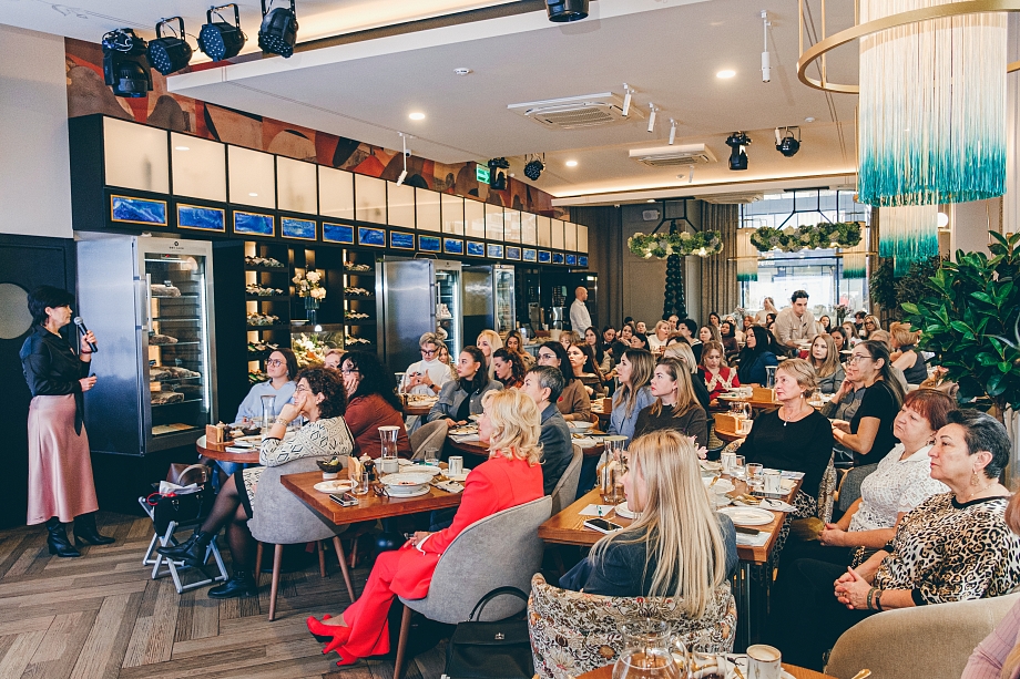 Встреча «Про это» с Тановой: зачем Дарина удалила из зала фотографа и оператора