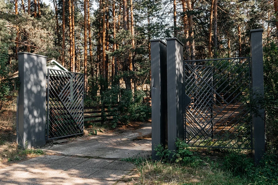 Фото: во что превратился легендарный пионерлагерь «Золотая горка»