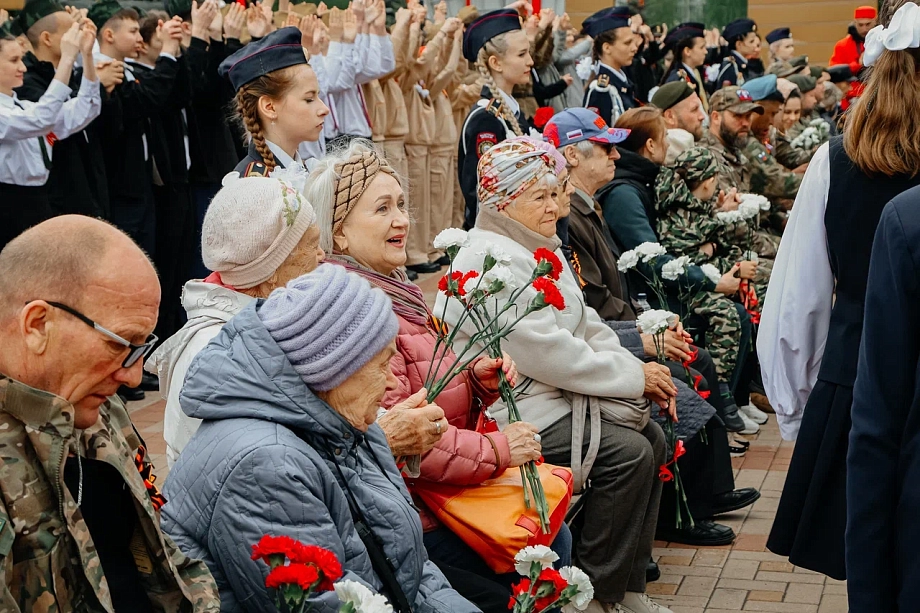 В Челнах почтили память 12 героев, чьи бюсты установлены в парке Победы (фото)