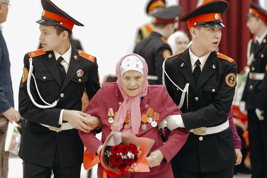 Фото: Наиль Магдеев вручил ветеранам Великой Отечественной юбилейные медали 