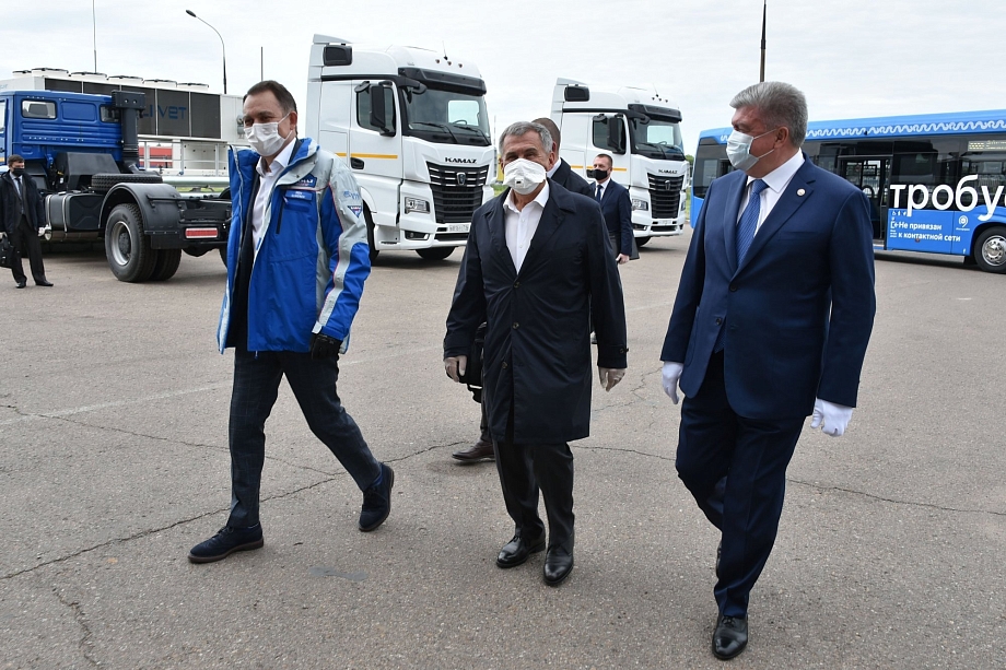 Рустам Минниханов протестировал в Челнах электробус КАМАЗ-6282