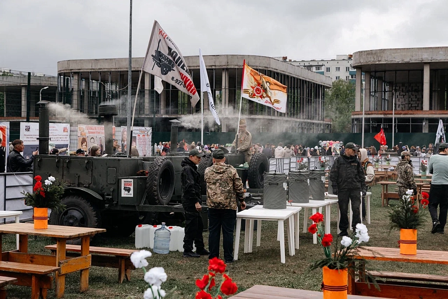 Фото: в День Победы в Челнах угощают солдатской кашей и учат плести сети