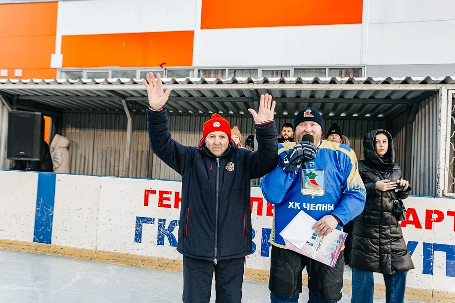 Фото: Данис Зарипов сыграл в дворовый хоккей с челнинскими детьми 