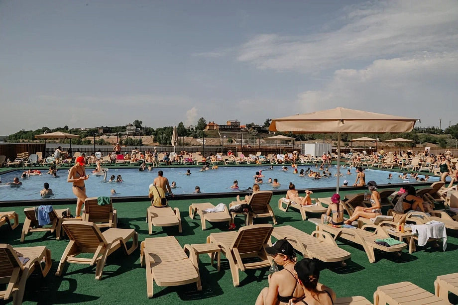 Фото: городские пляжи забиты посетителями, которые спасаются от жары  