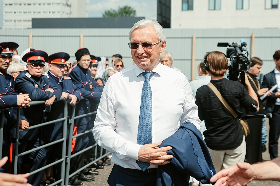 «Куда смотрит мэр? Туда и смотрит, как раз вместе с вами наблюдает, как без стыда и совести все это происходит»