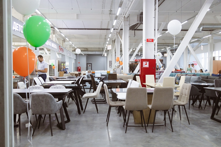 Два этажа и более 50 фабрик: в Челнах открылся большой мебельный центр «Мебель и точка»