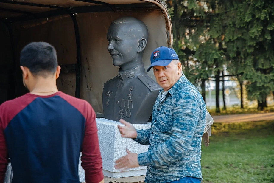 Фото: каким получился бюст Героя России Сергея Чебнева