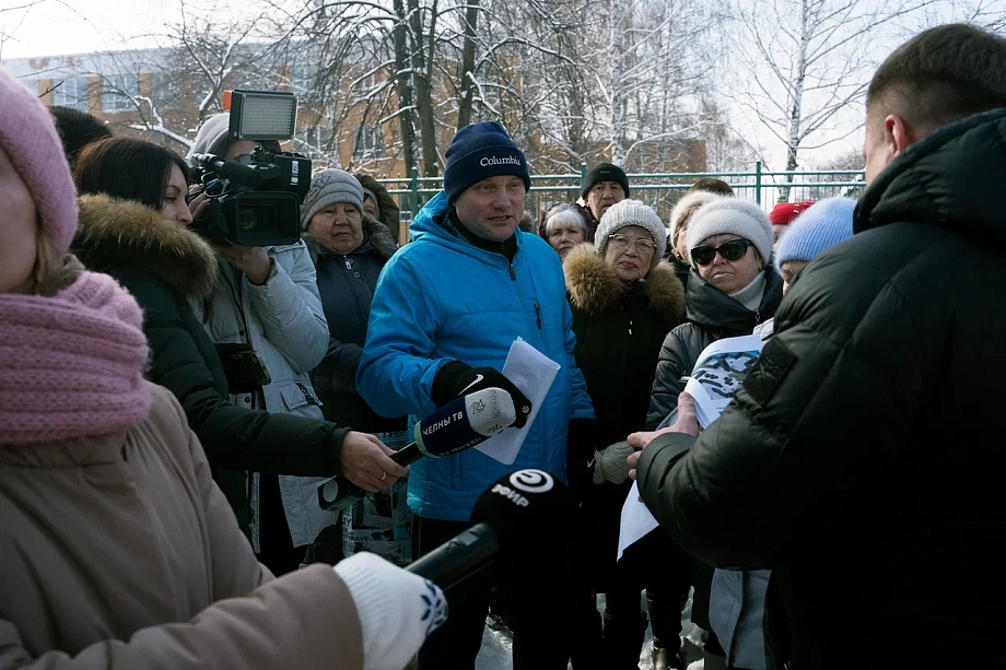 «Куда смотрят наши депутаты?! Жириновского нет, он бы всем сказал. Не дадим поставить вышку!»