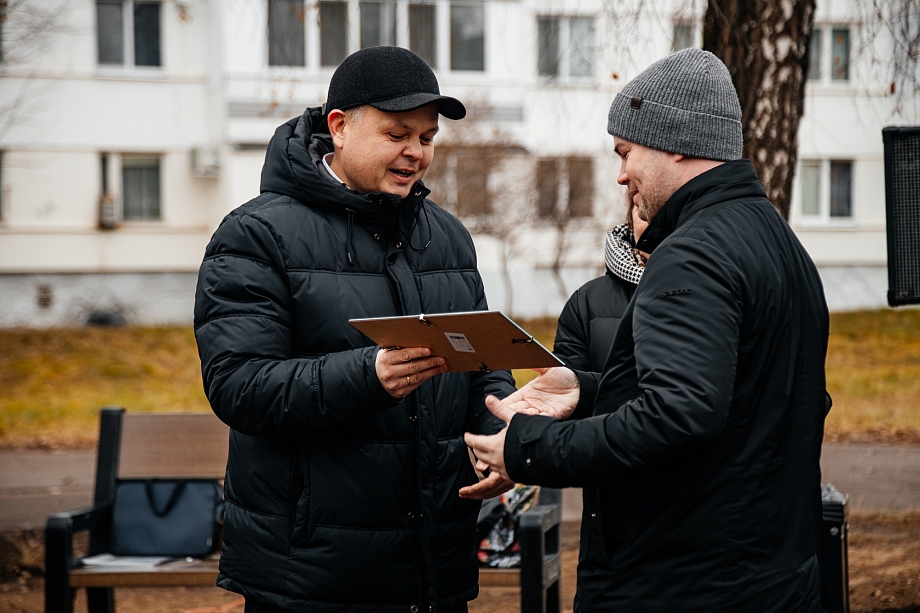 На благоустроенном сквере в Челнах установили композитные скамейки 