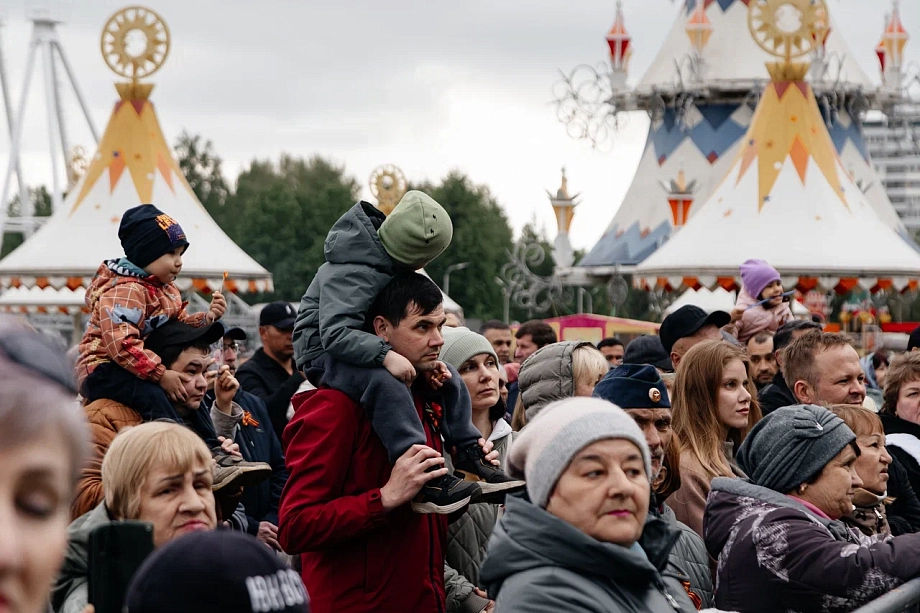 Фото: в День Победы в Челнах угощают солдатской кашей и учат плести сети