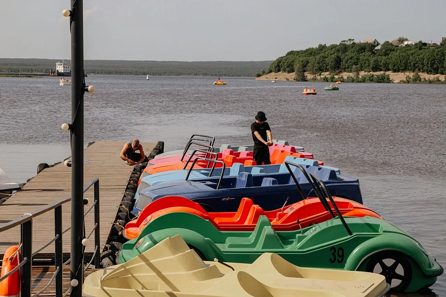Фото: городские пляжи забиты посетителями, которые спасаются от жары  