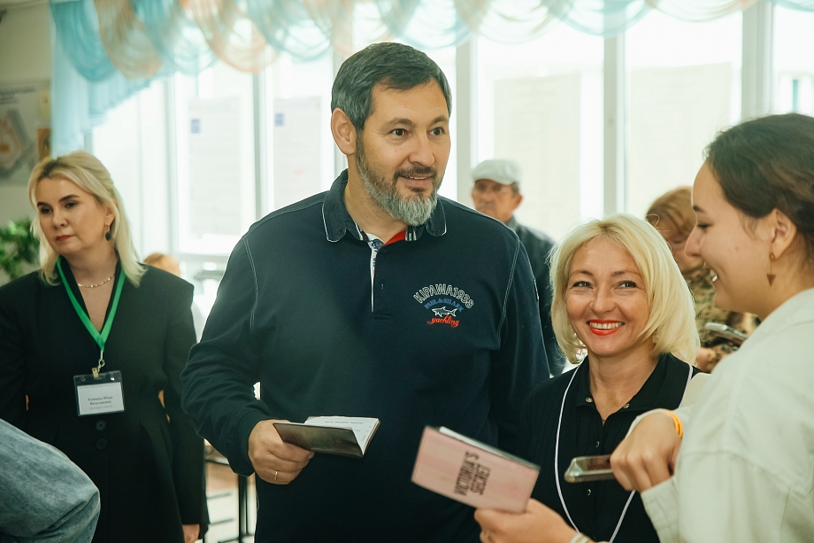 Министр Олег Коробченко проголосовал в Челнах вместе с семьей
