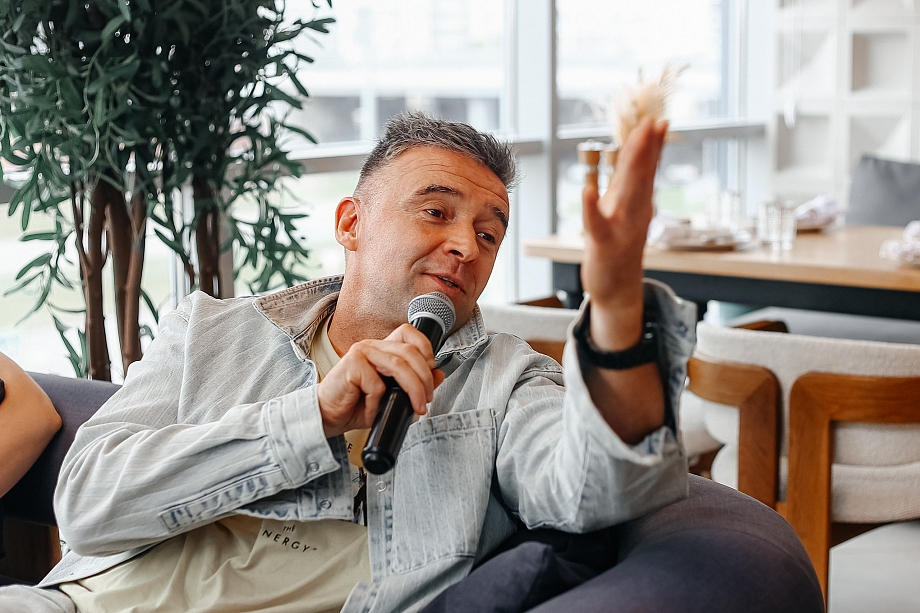 «Тяжело, долго, дорого, но весело». Что говорили на бизнес-завтраке про КВН