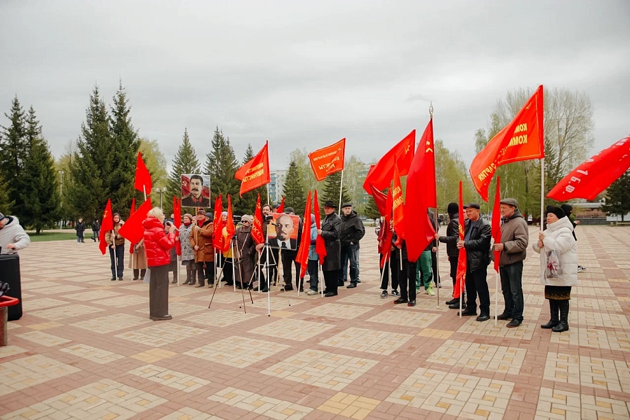Гурьева вывела коммунистов в парк Победы на первомайский митинг (фото)