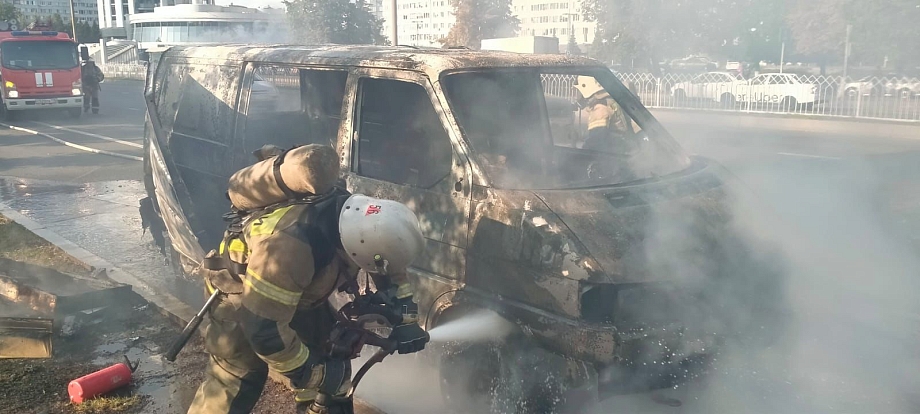 В Челнах на проспекте Хасана Туфана дотла сгорел микроавтобус. Видео