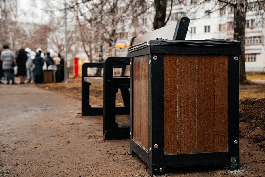 На благоустроенном сквере в Челнах установили композитные скамейки 